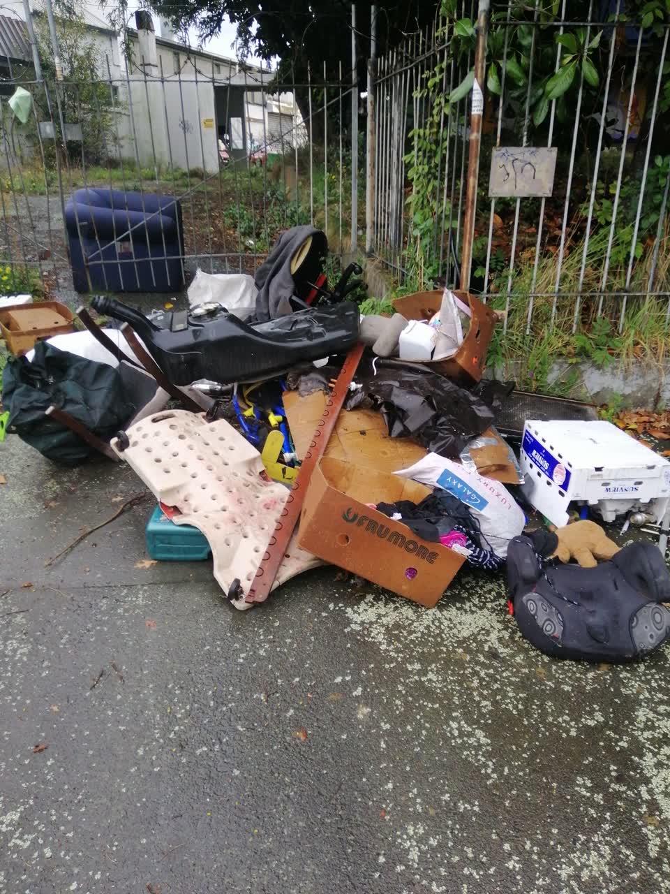 The photograph attached to this rubbish/recycling report