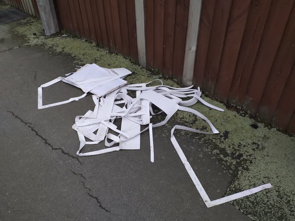 The photograph attached to this rubbish/recycling report