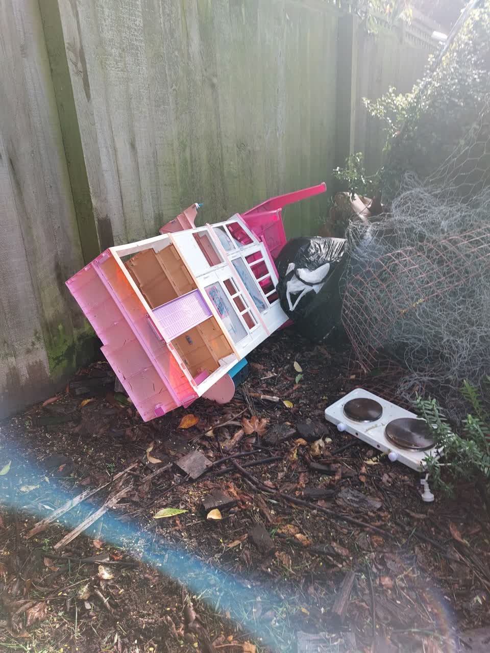 The photograph attached to this rubbish/recycling report
