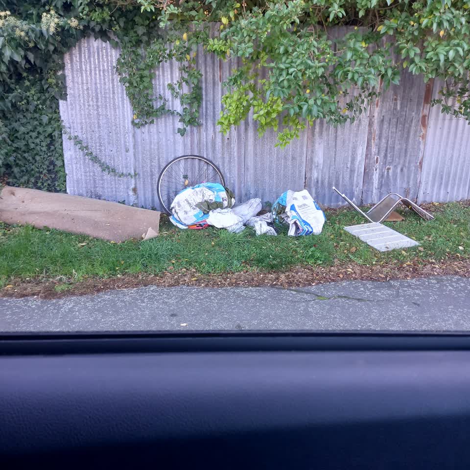 The photograph attached to this rubbish/recycling report