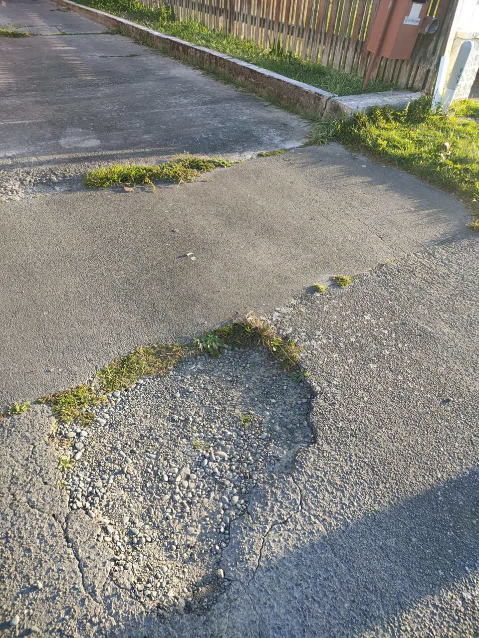 The photograph attached to this roading/streets report