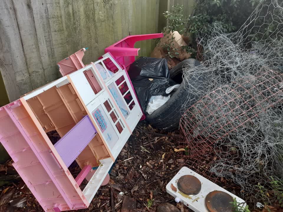The photograph attached to this rubbish/recycling report
