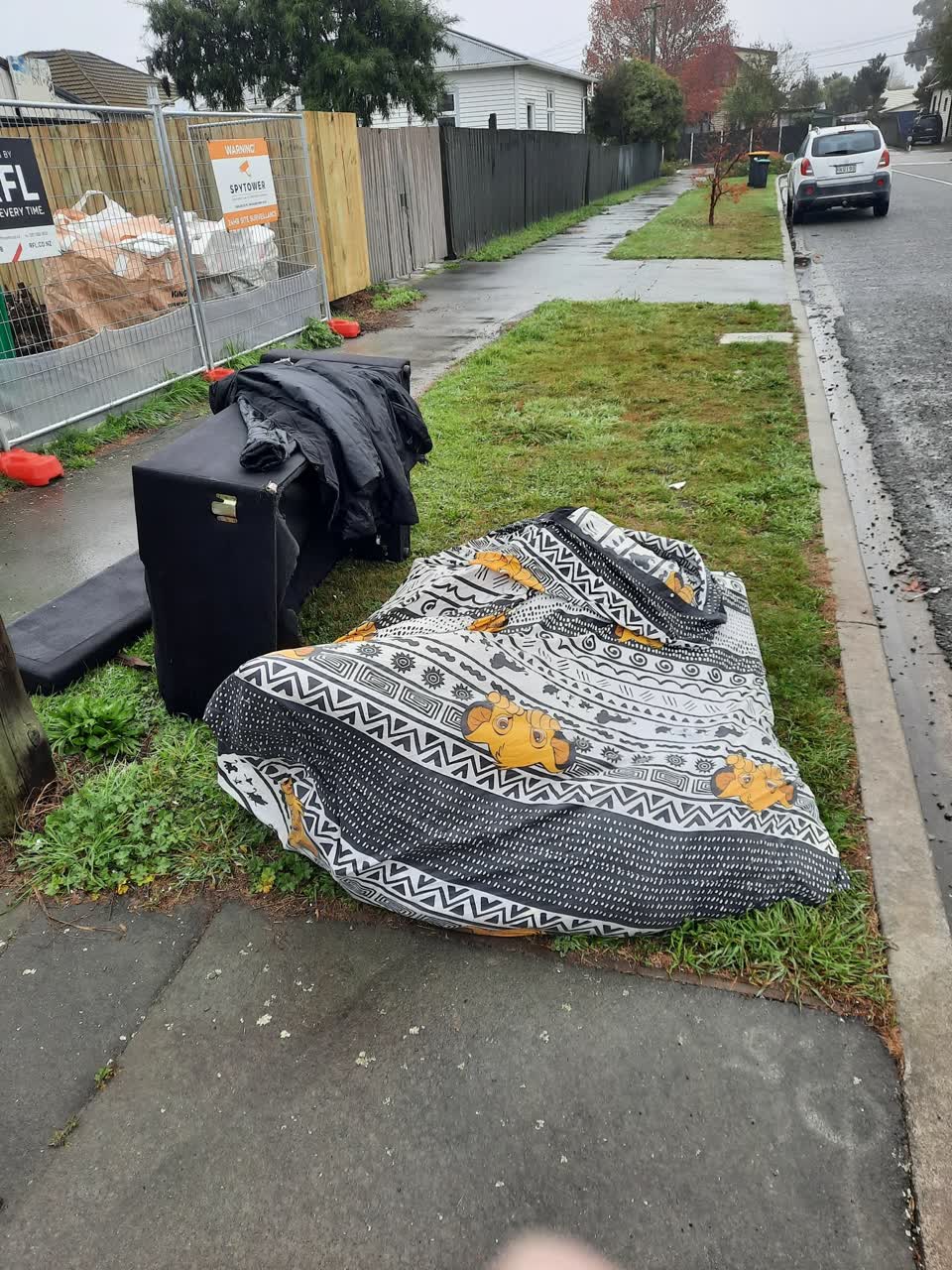 The photograph attached to this rubbish/recycling report