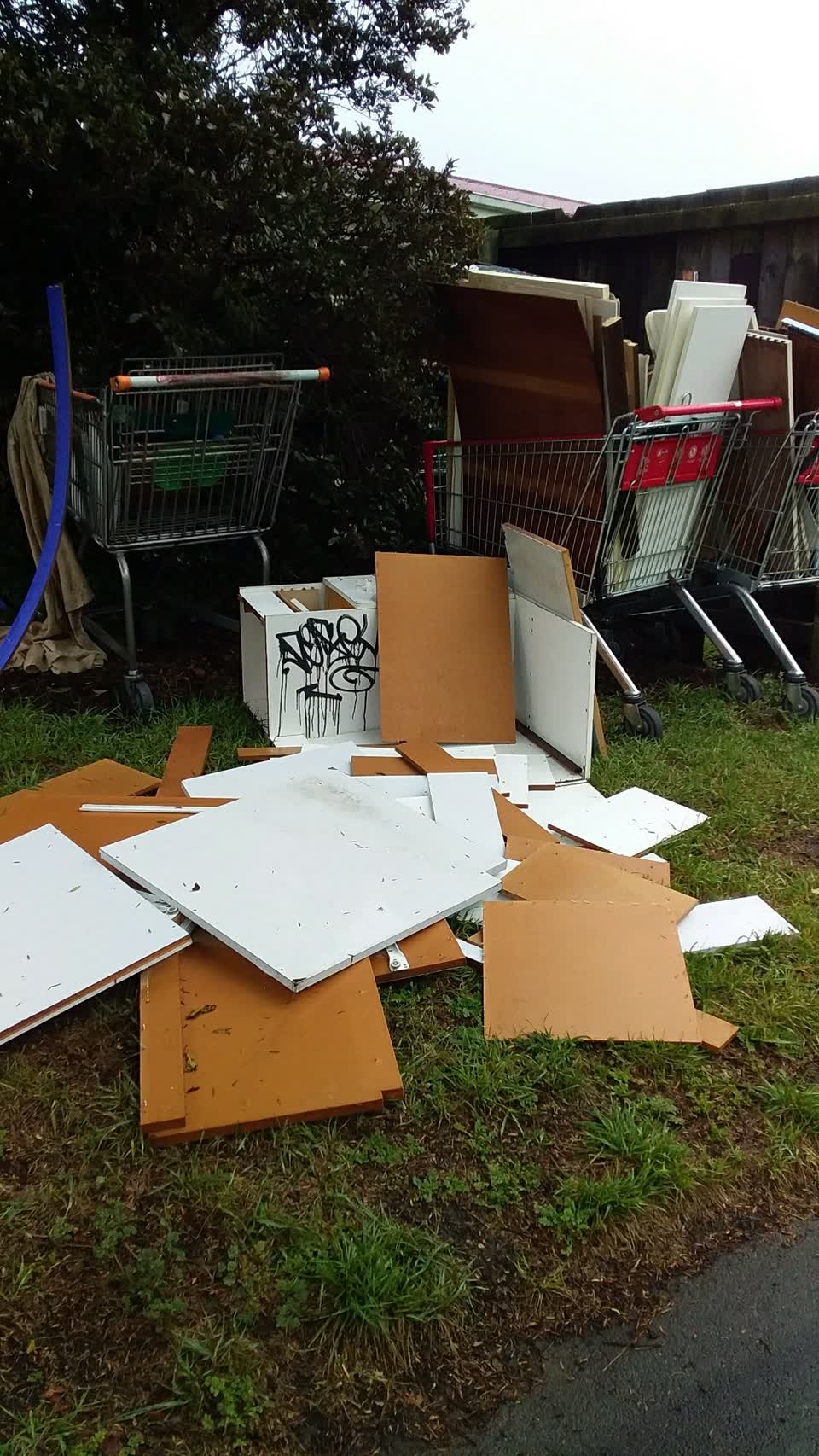 The photograph attached to this rubbish/recycling report