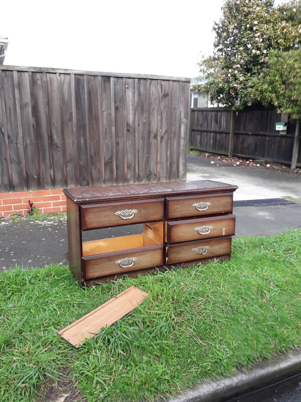 The photograph attached to this dumped rubbish report