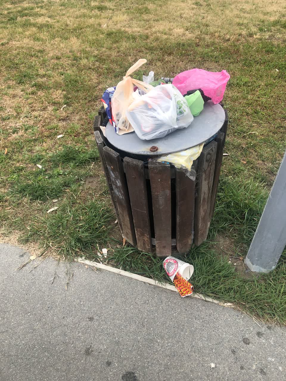 The photograph attached to this rubbish/recycling report