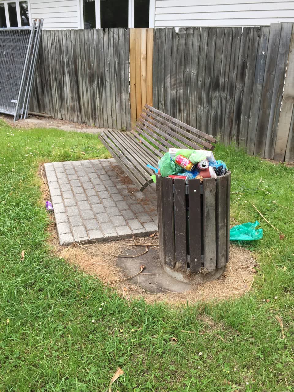 The photograph attached to this rubbish/recycling report