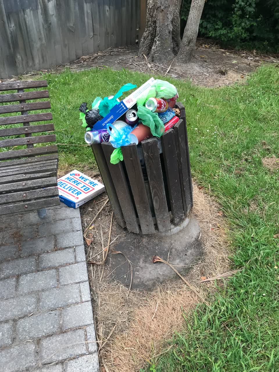 The photograph attached to this rubbish/recycling report