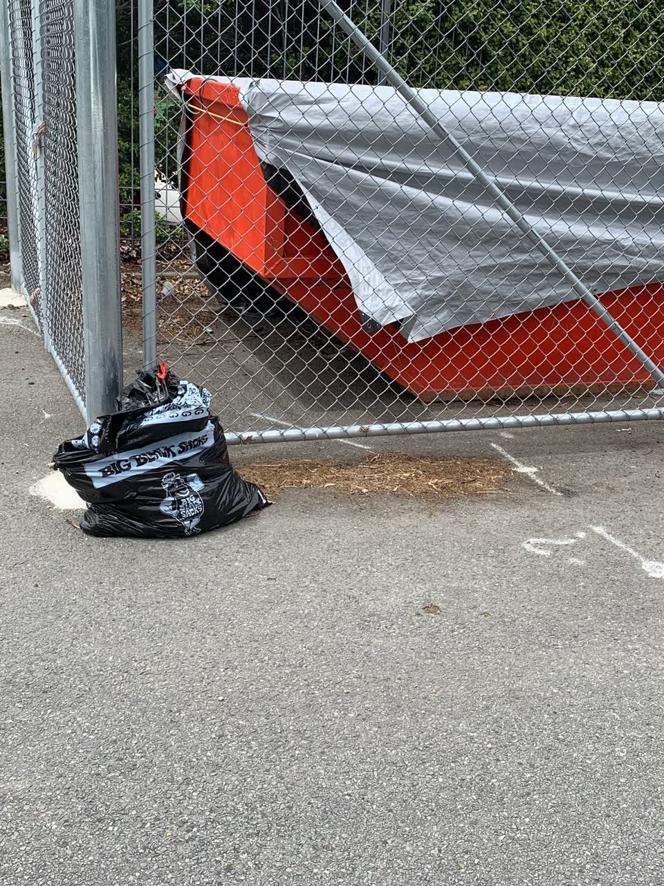 The photograph attached to this rubbish/recycling report