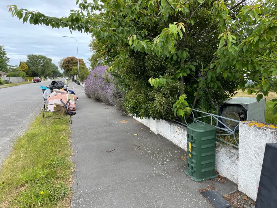 The photograph attached to this rubbish/recycling report