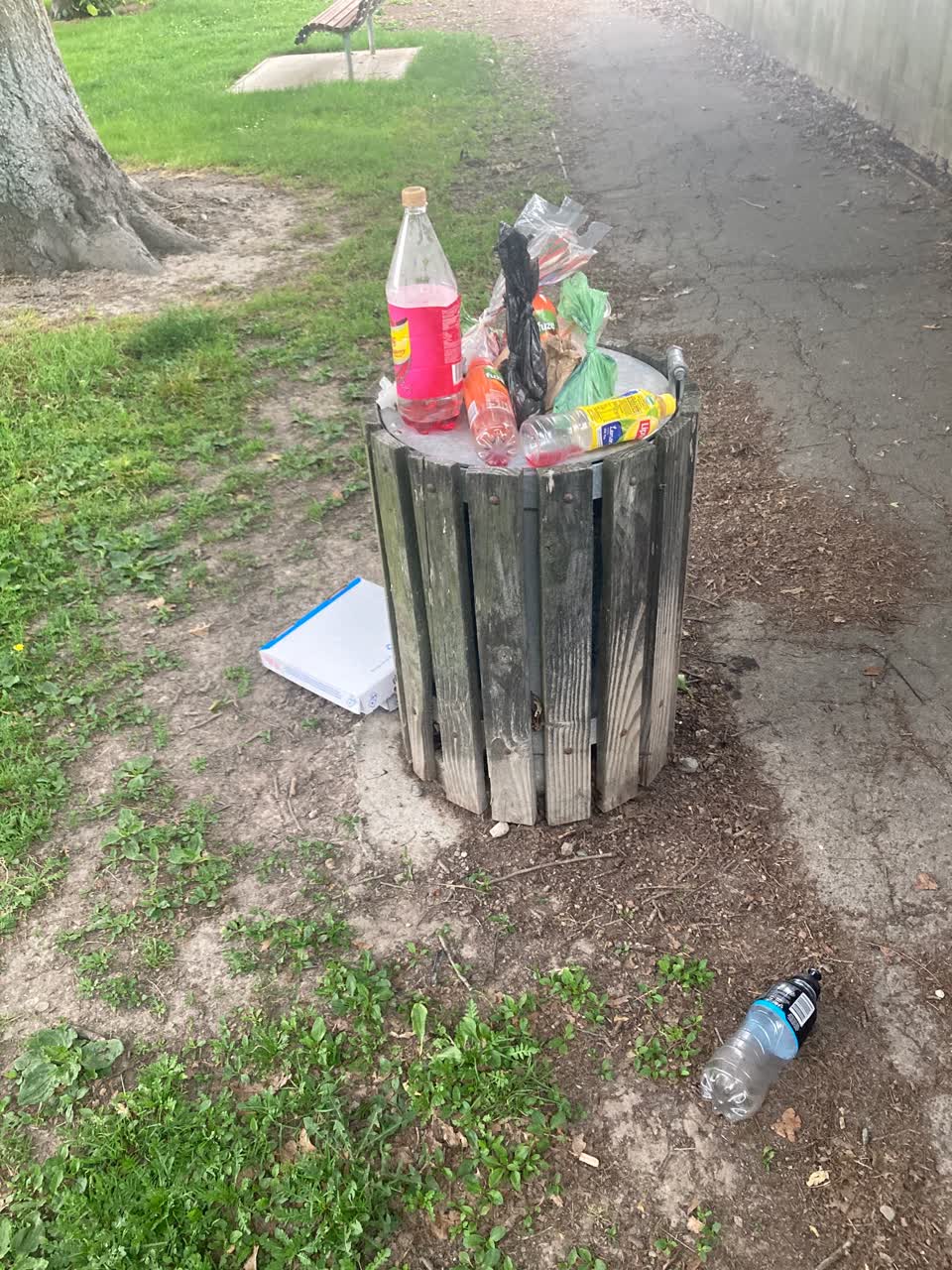 The photograph attached to this rubbish/recycling report