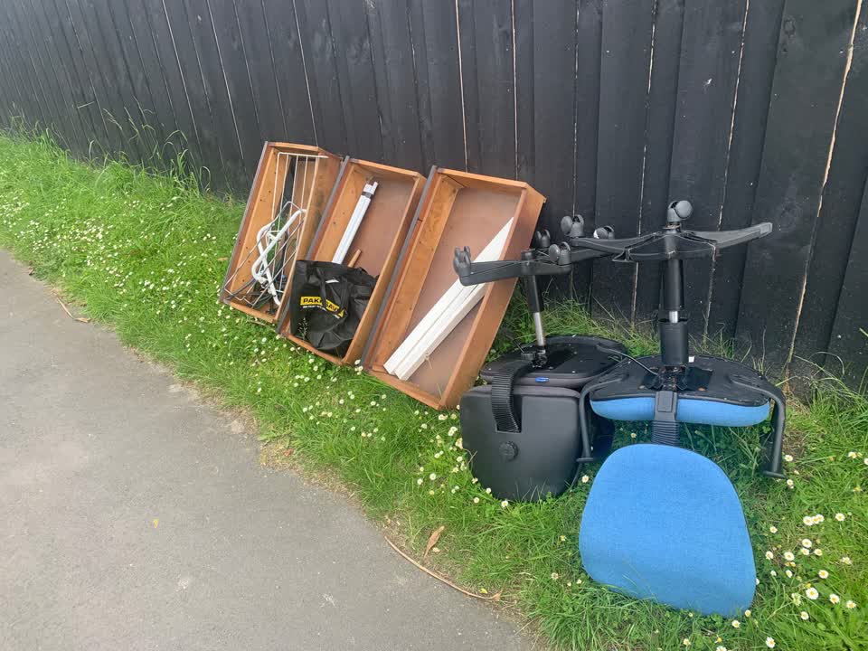 The photograph attached to this rubbish/recycling report