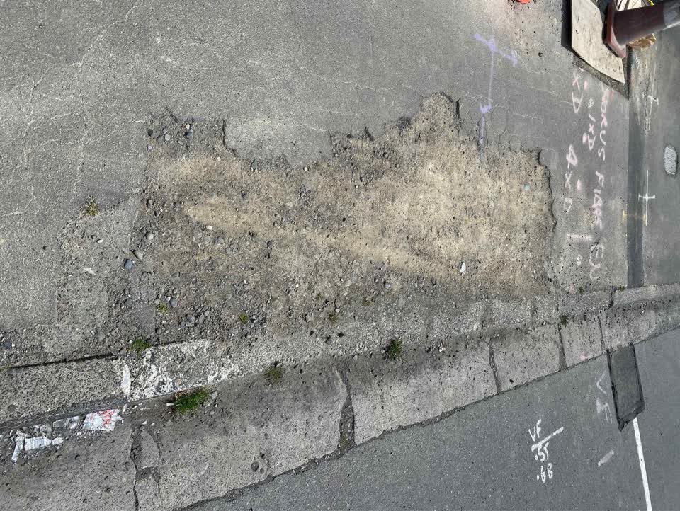 The photograph attached to this roading/streets report