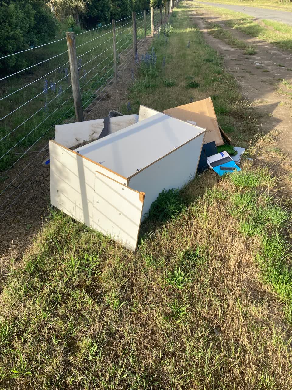 The photograph attached to this rubbish/recycling report