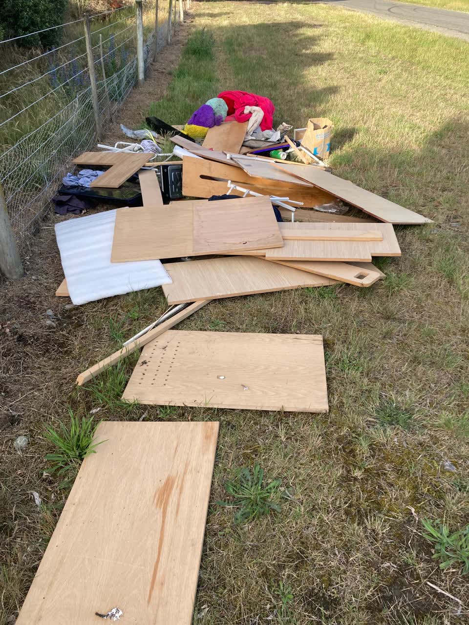 The photograph attached to this rubbish/recycling report