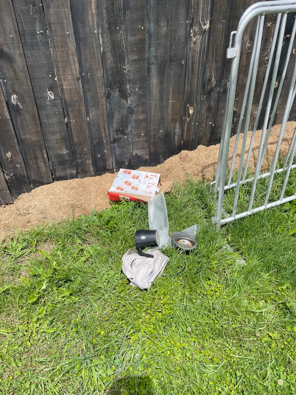The photograph attached to this rubbish/recycling report