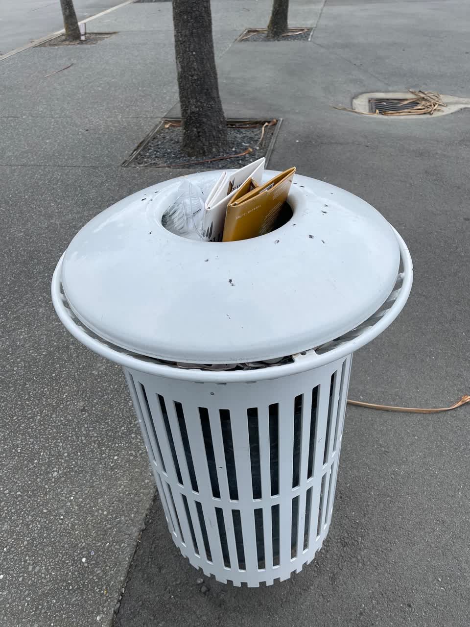 The photograph attached to this rubbish/recycling report