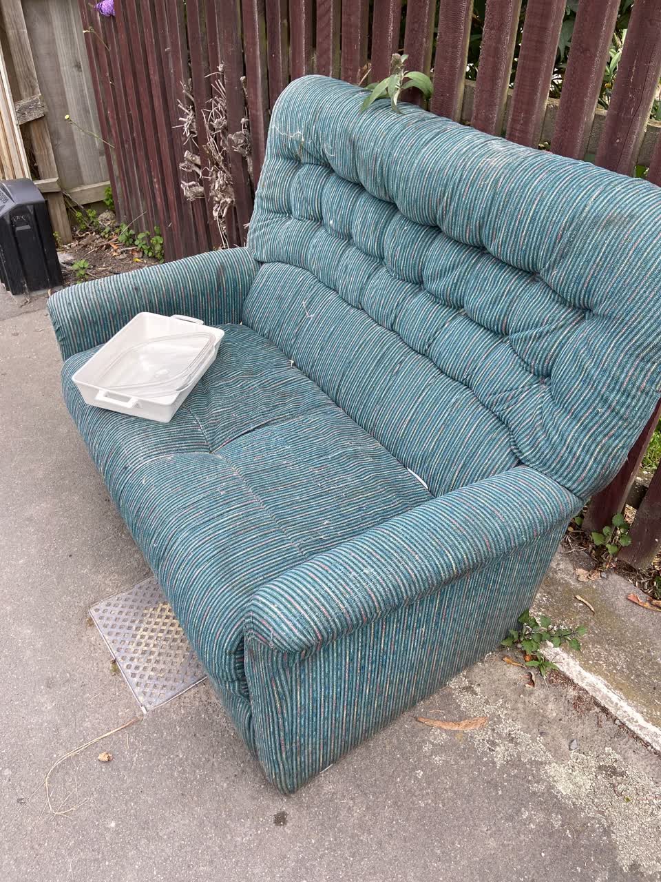 The photograph attached to this rubbish/recycling report