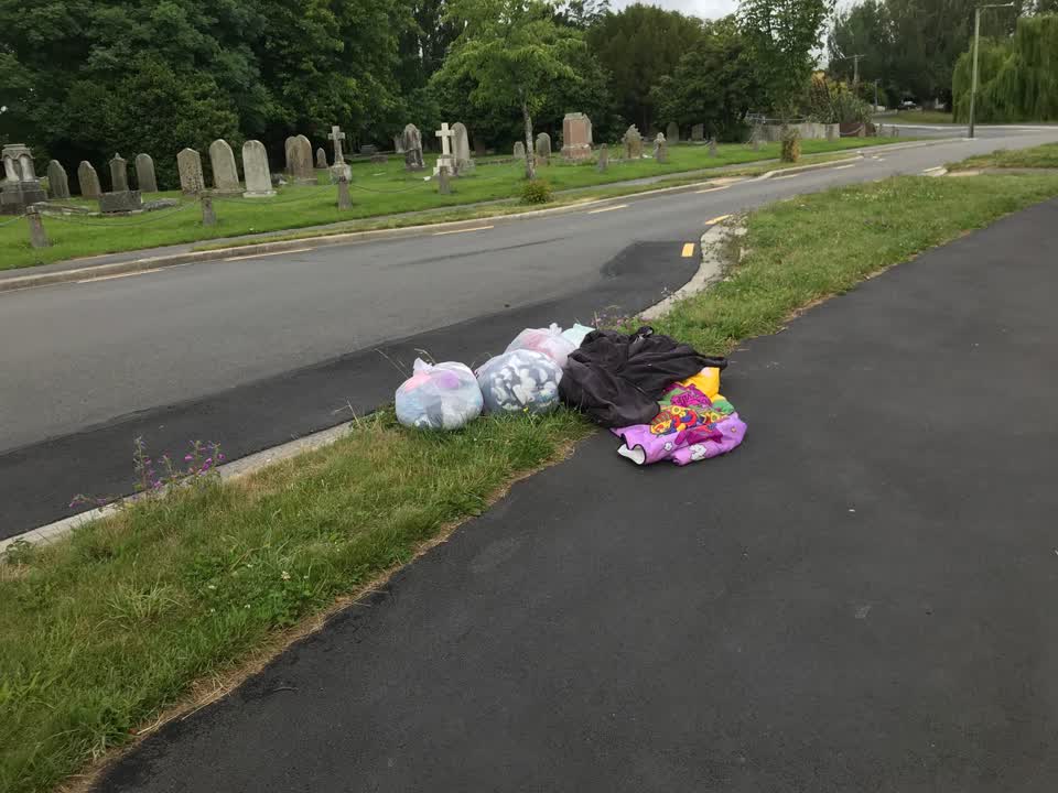 The photograph attached to this rubbish/recycling report