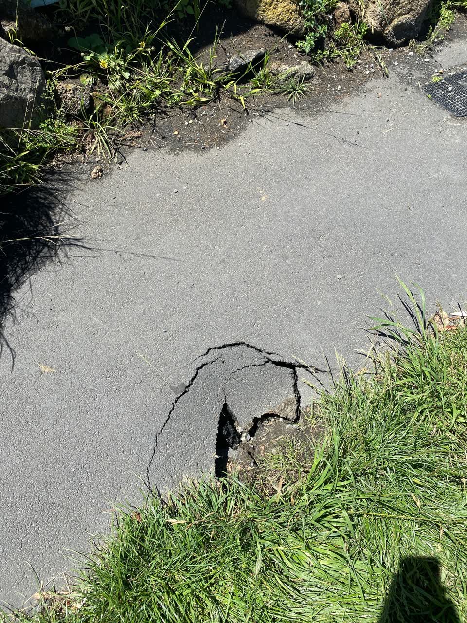 The photograph attached to this roading/streets report