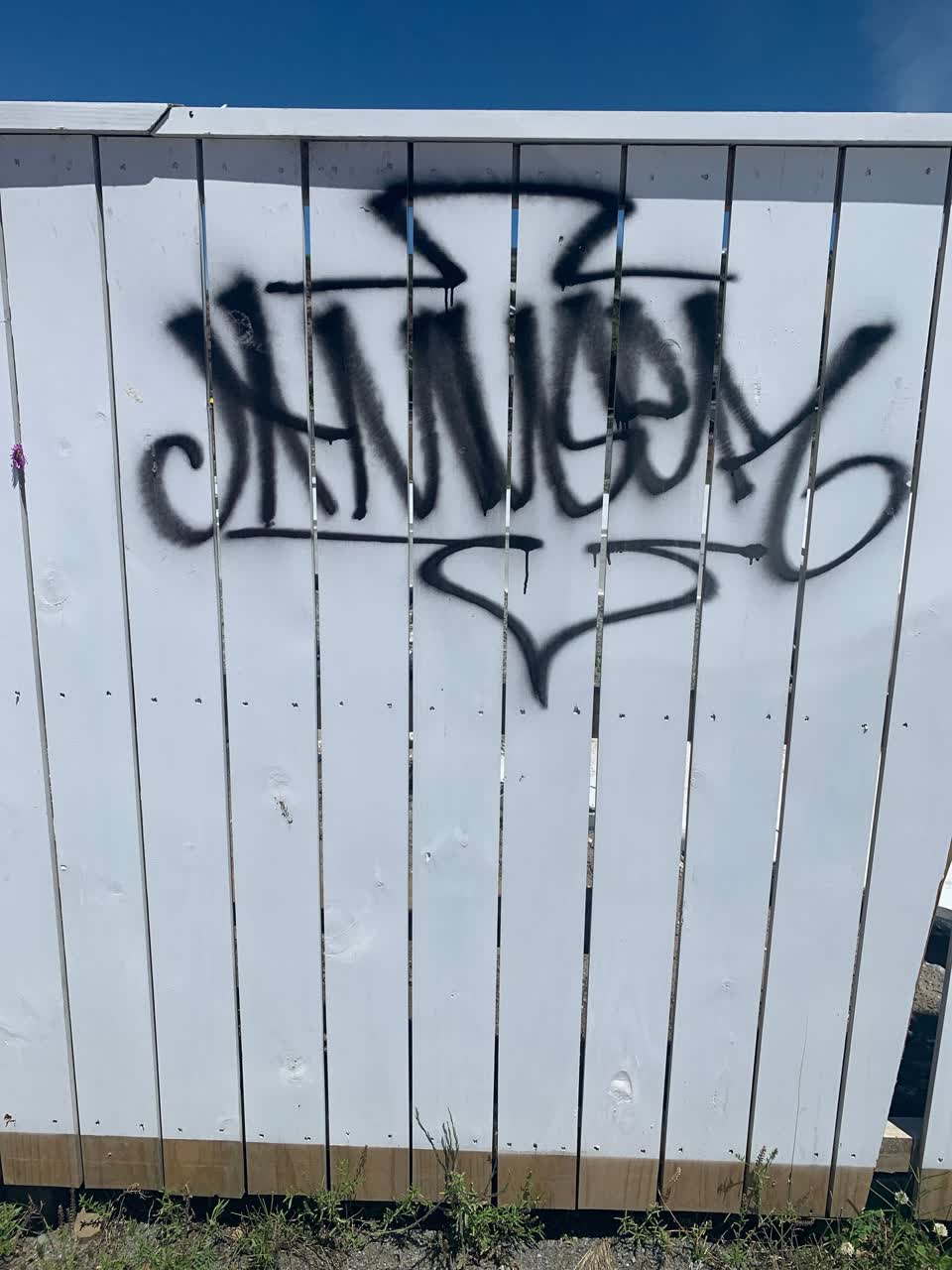 The photograph attached to this graffiti report