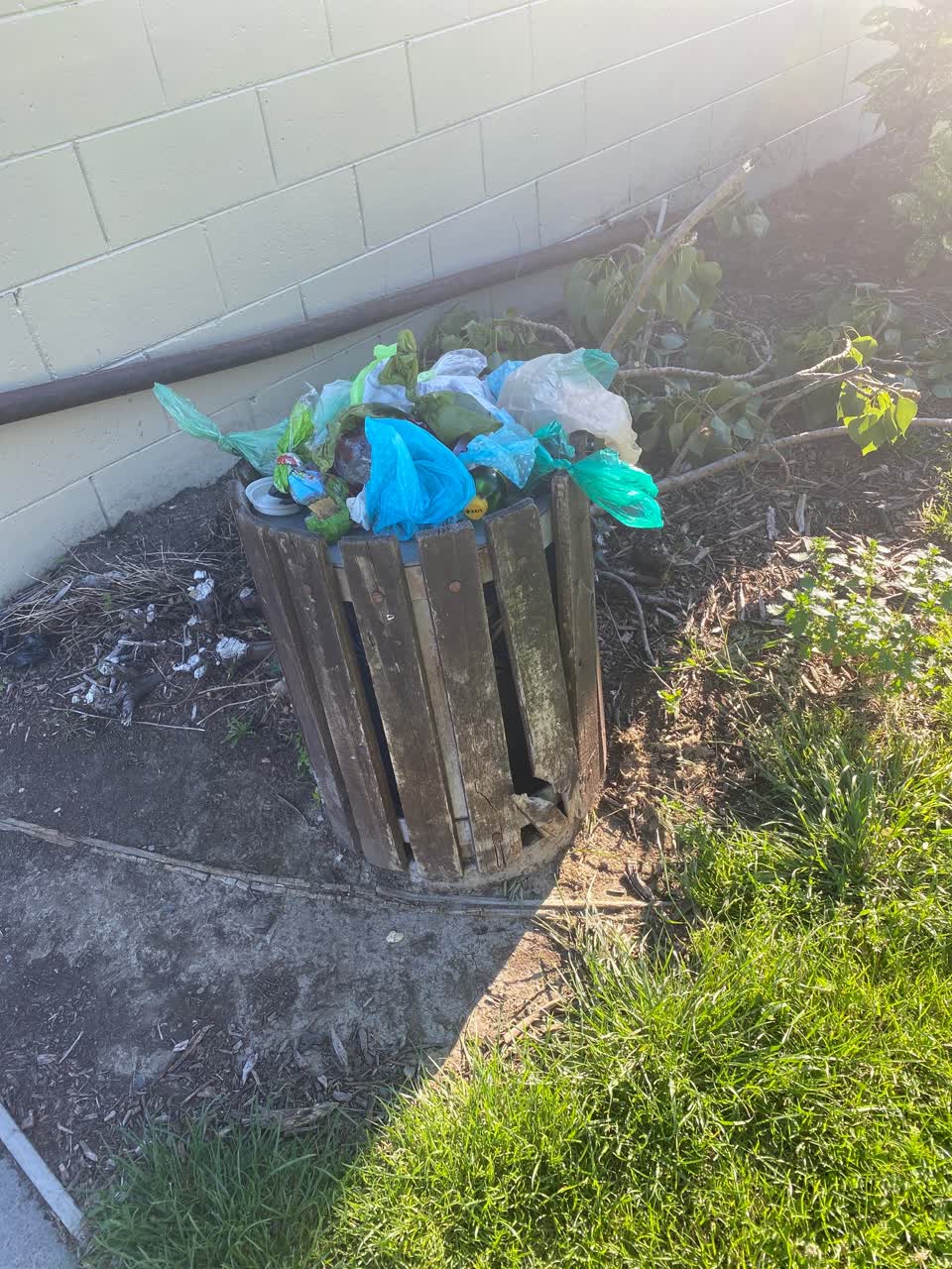 The photograph attached to this rubbish/recycling report