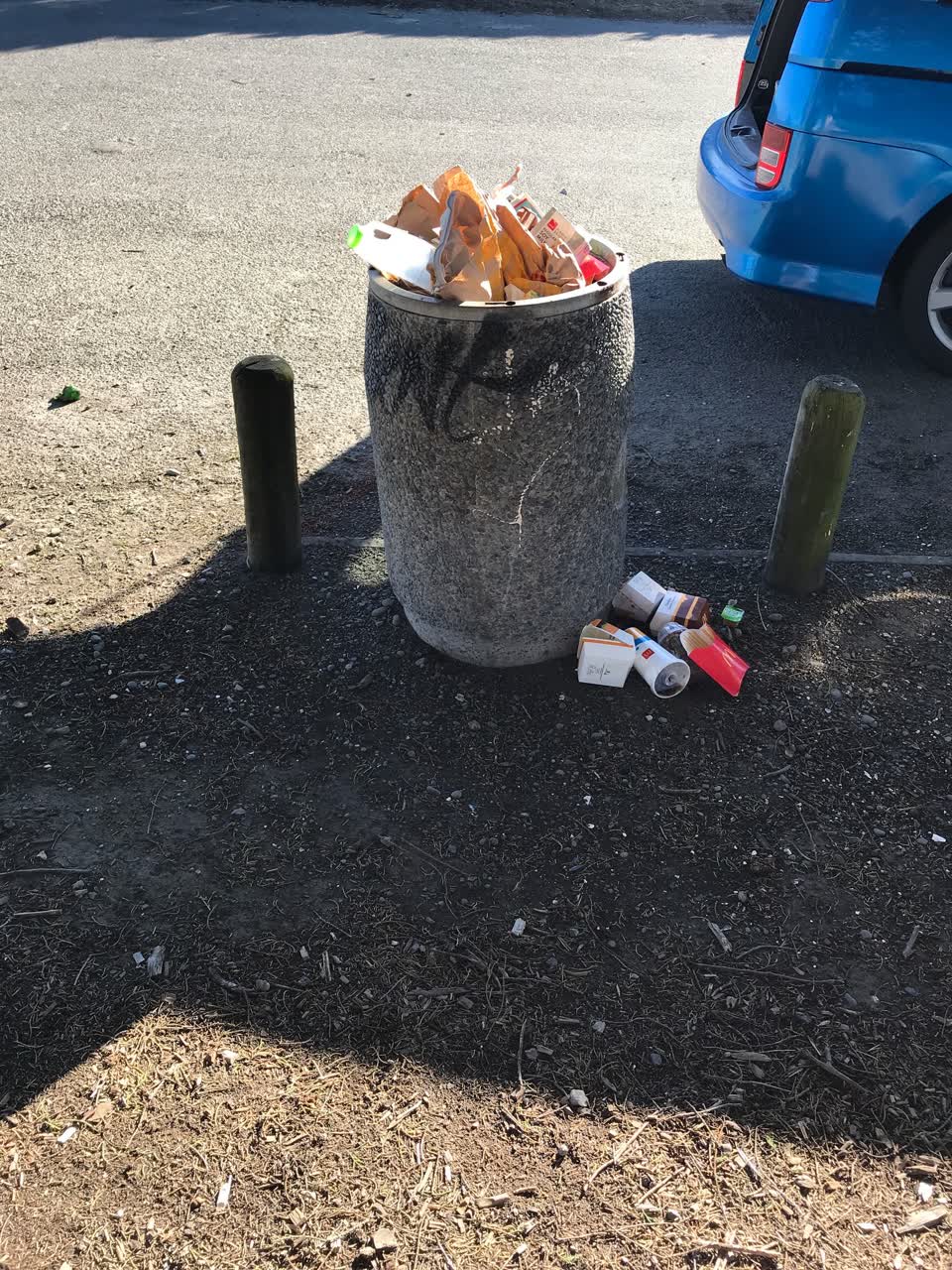The photograph attached to this rubbish/recycling report