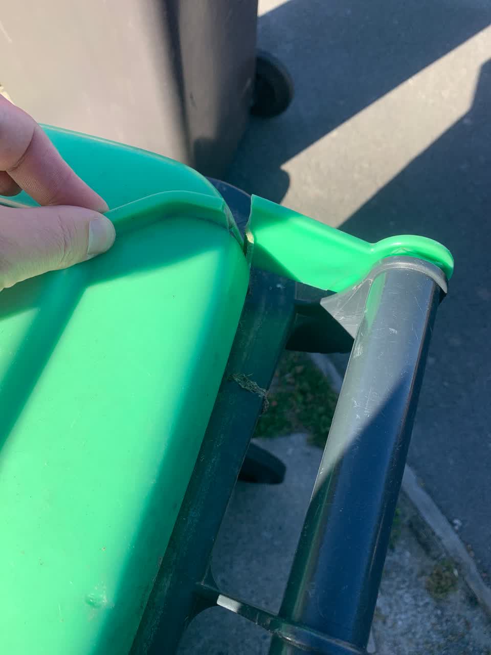 The photograph attached to this rubbish/recycling report
