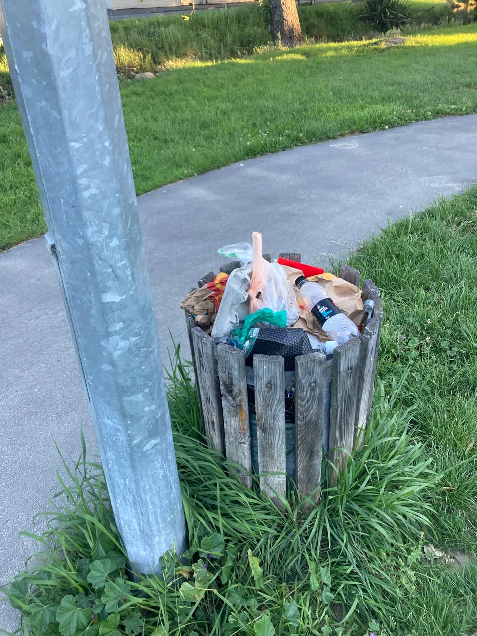 The photograph attached to this rubbish/recycling report