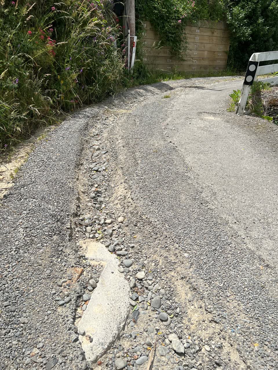 The photograph attached to this roading/streets report