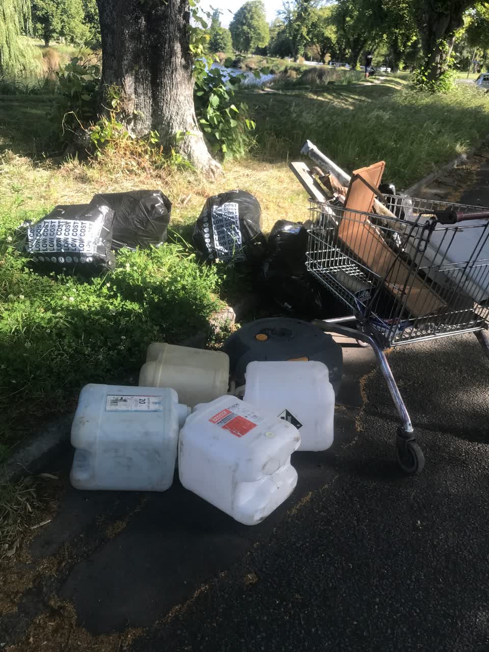 The photograph attached to this rubbish/recycling report