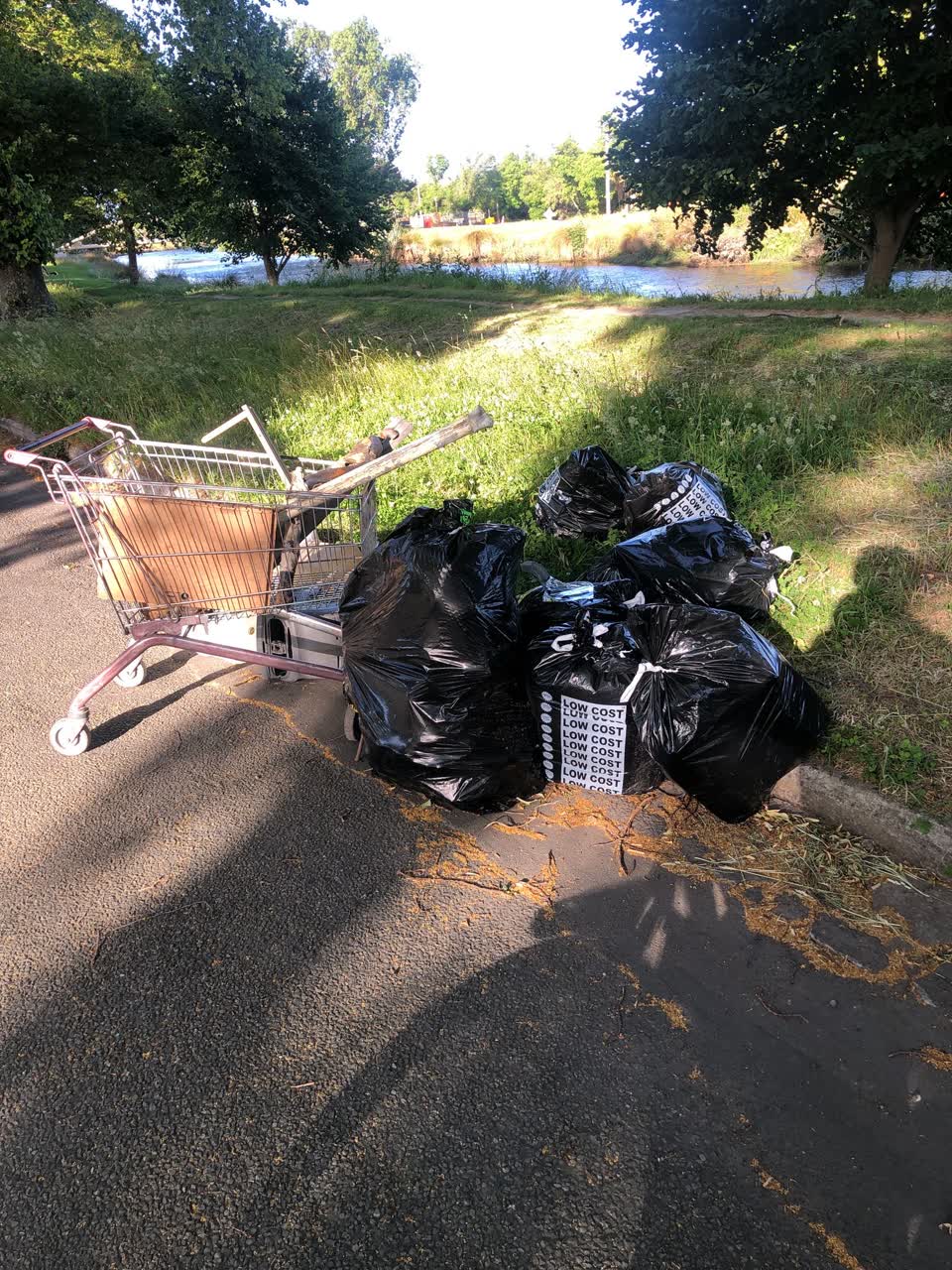 The photograph attached to this rubbish/recycling report