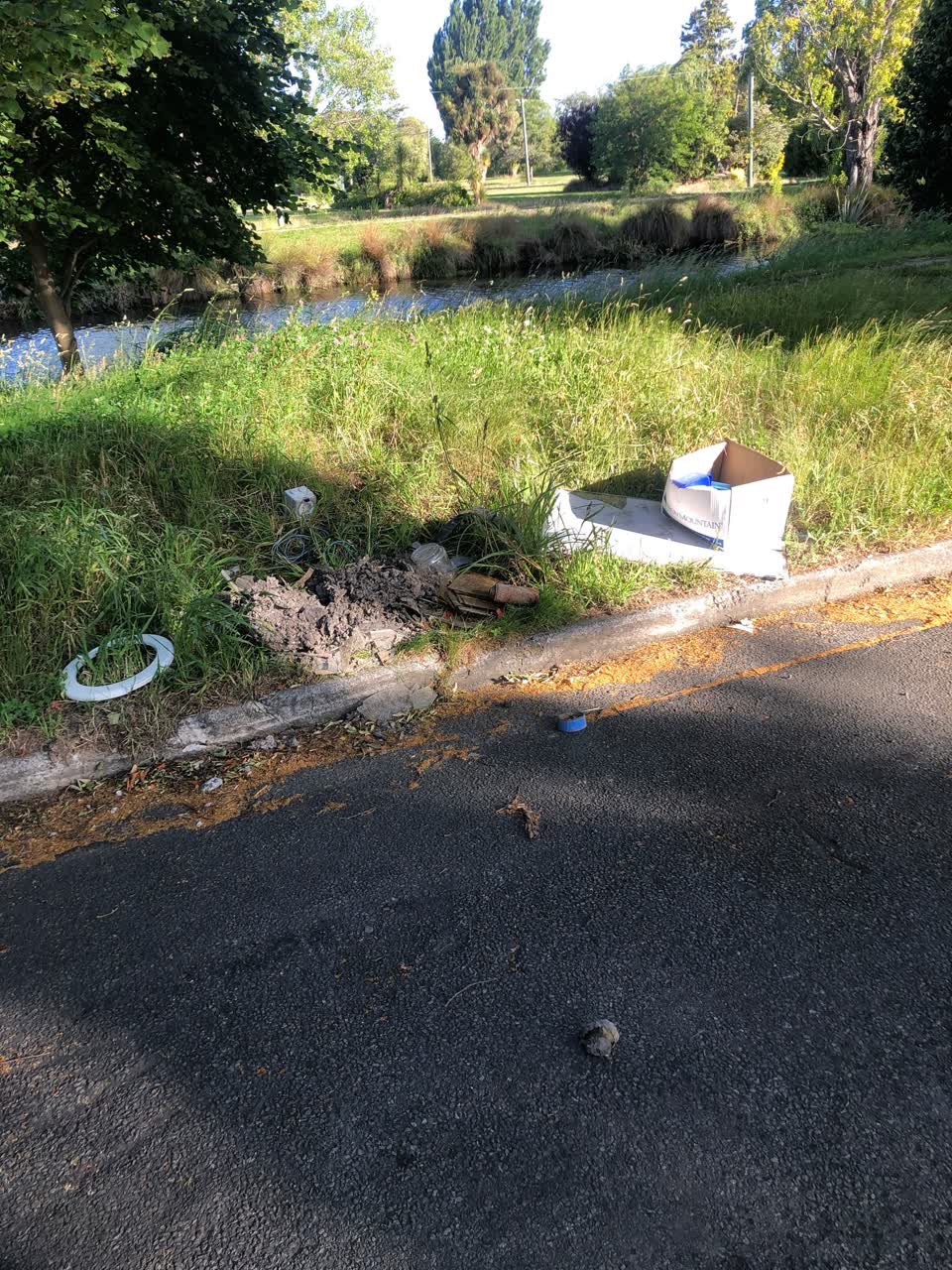 The photograph attached to this rubbish/recycling report