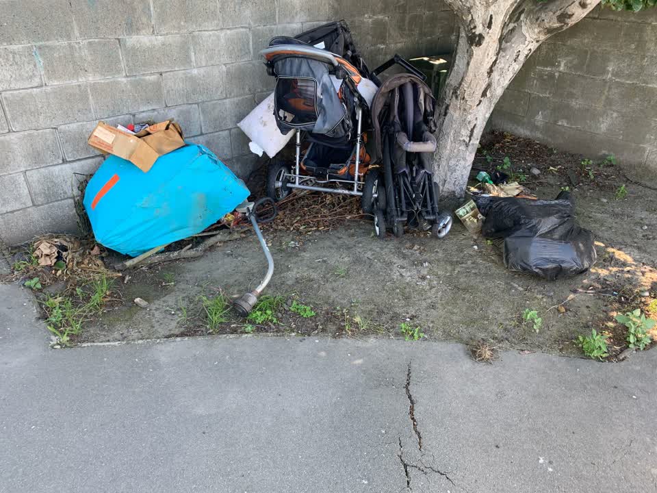 The photograph attached to this rubbish/recycling report