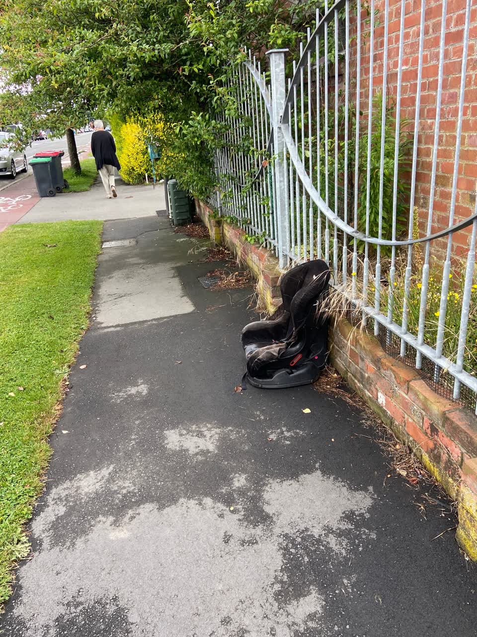 The photograph attached to this rubbish/recycling report