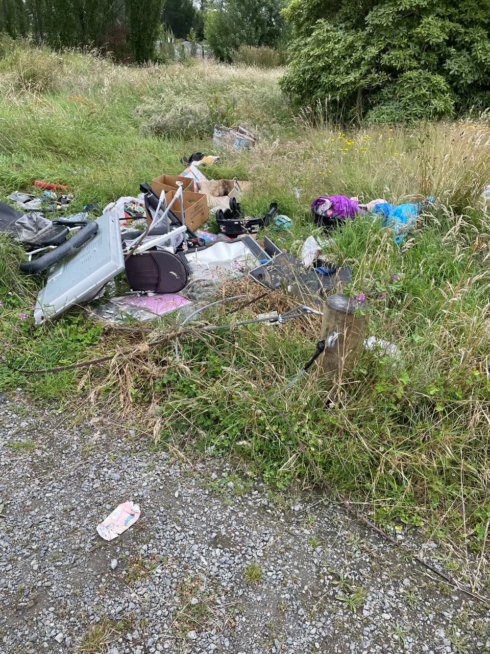 The photograph attached to this rubbish/recycling report