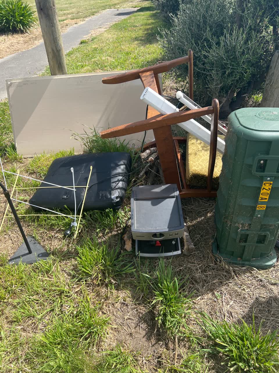 The photograph attached to this rubbish/recycling report