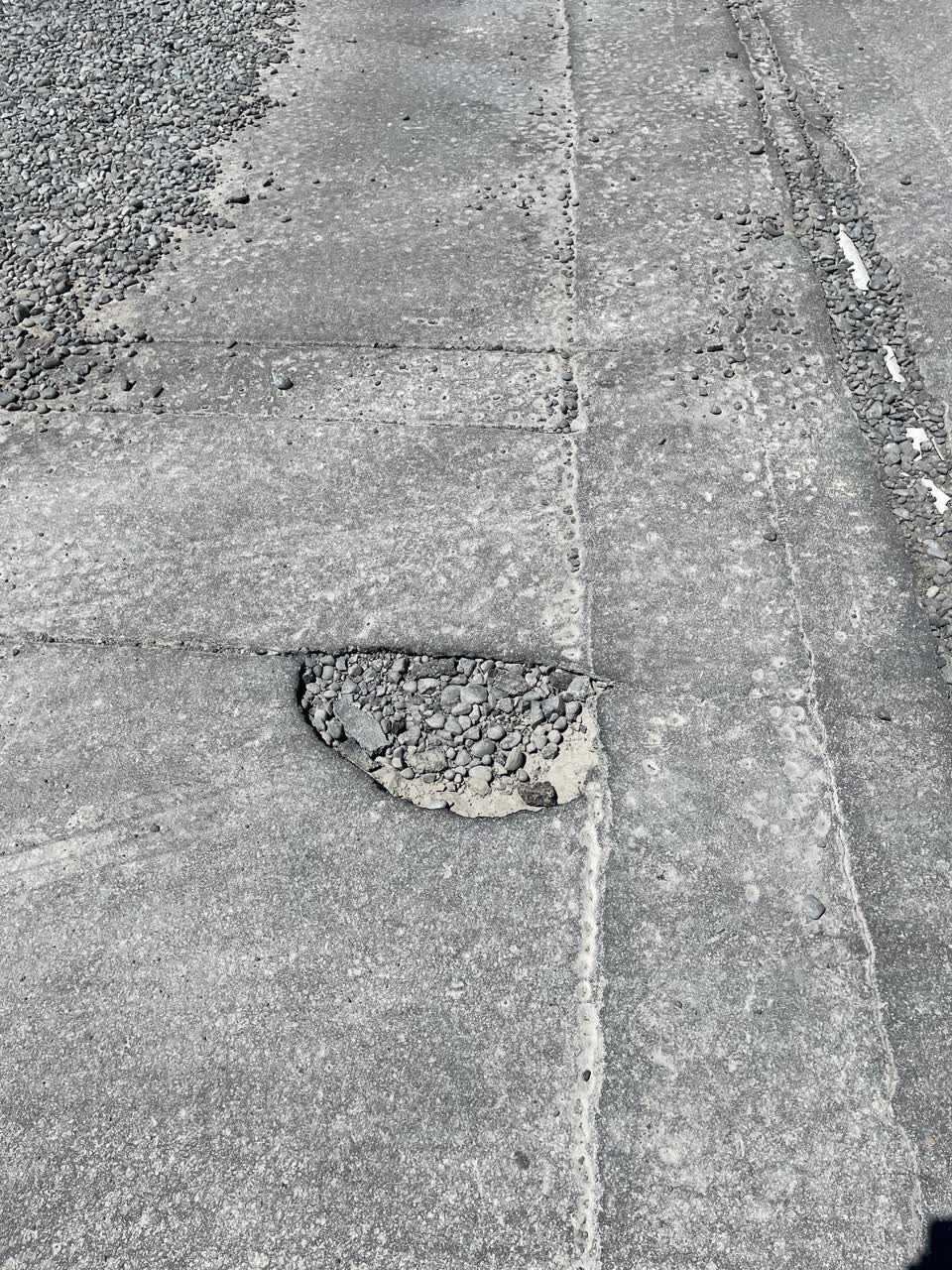 The photograph attached to this roading/streets report