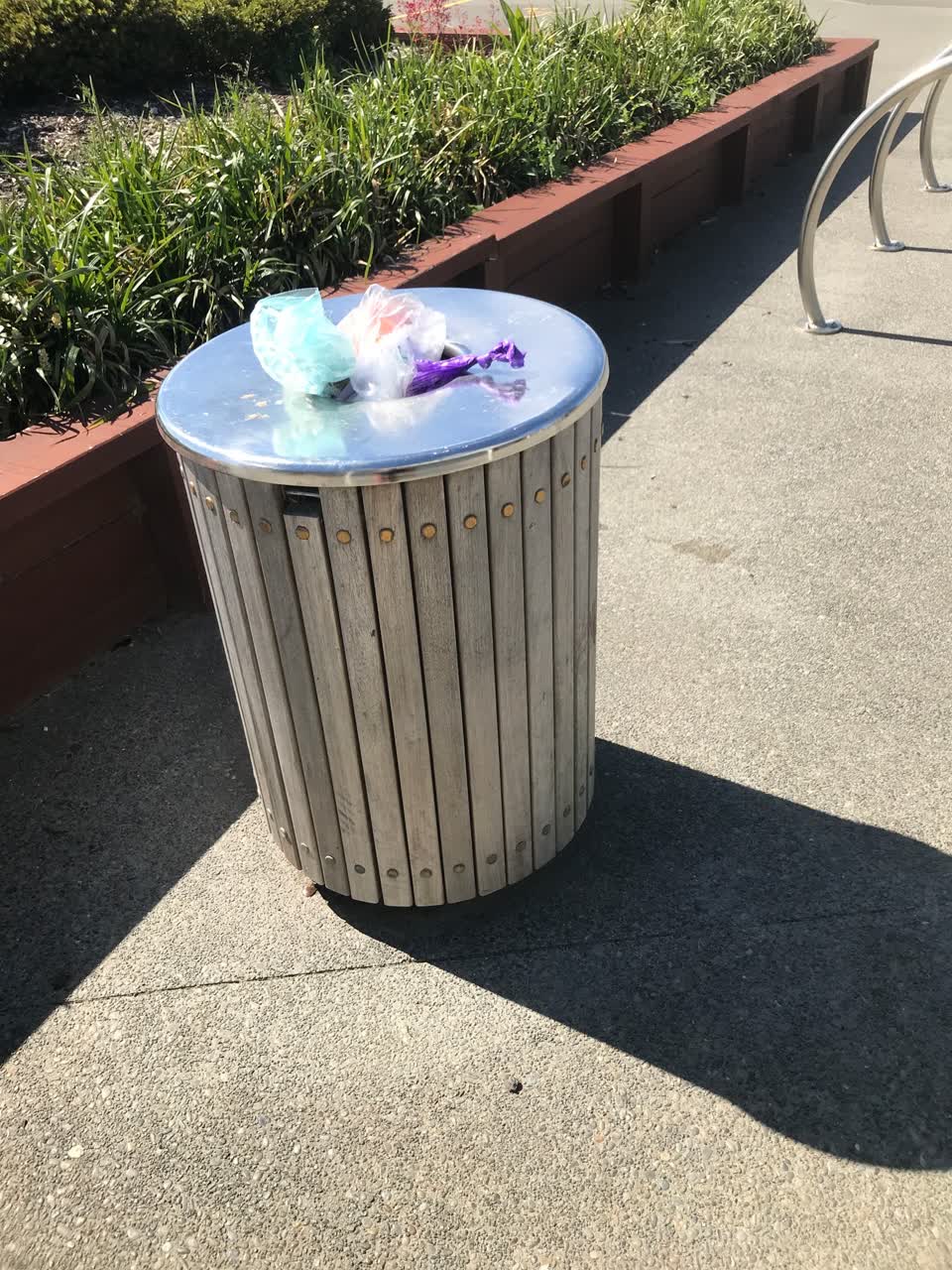 The photograph attached to this rubbish/recycling report