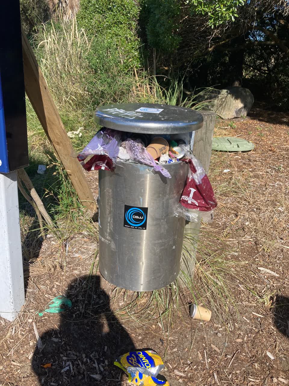 The photograph attached to this rubbish/recycling report