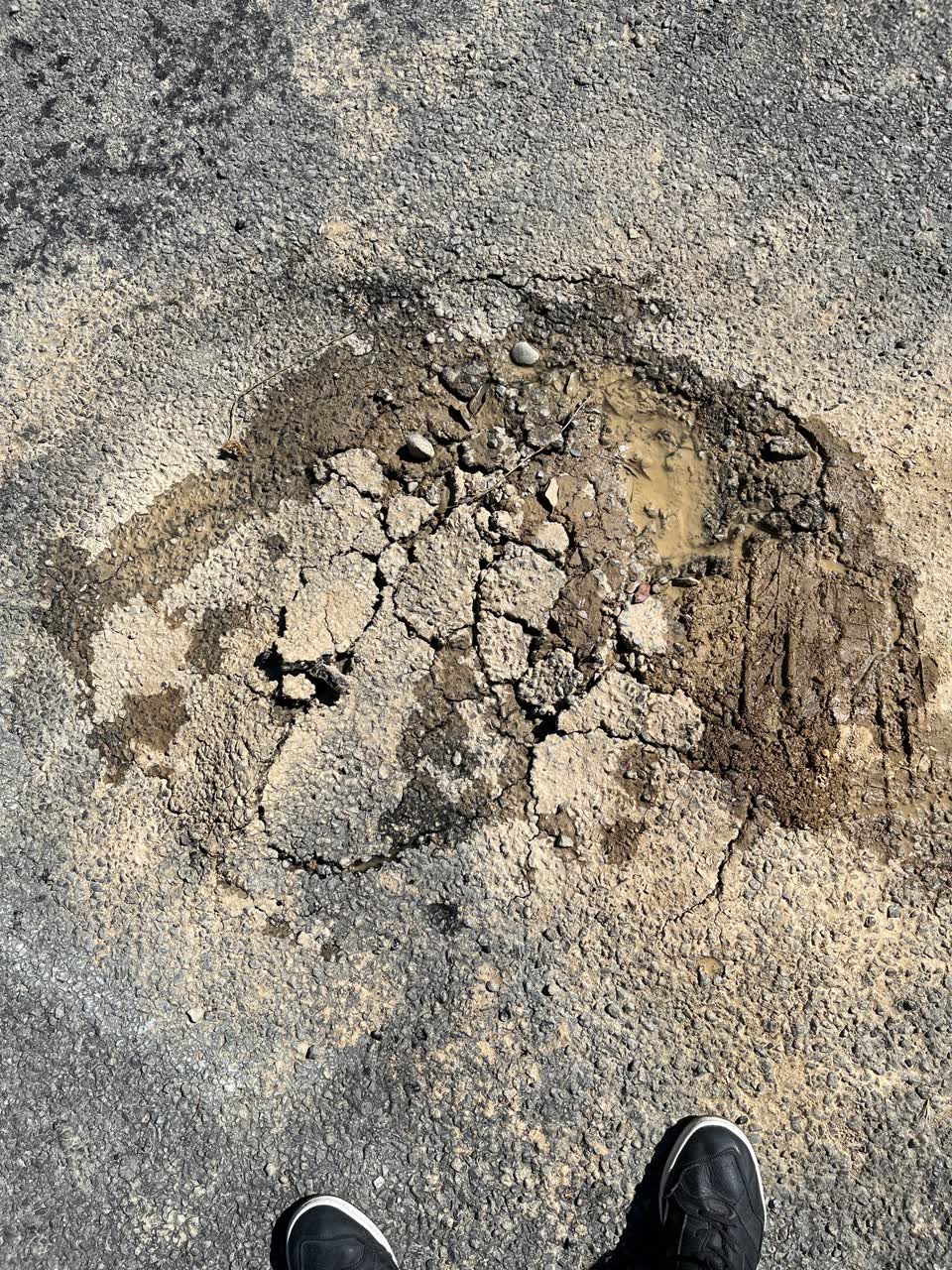 The photograph attached to this roading/streets report