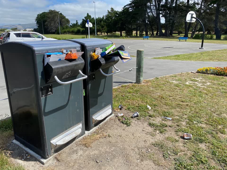 The photograph attached to this rubbish/recycling report