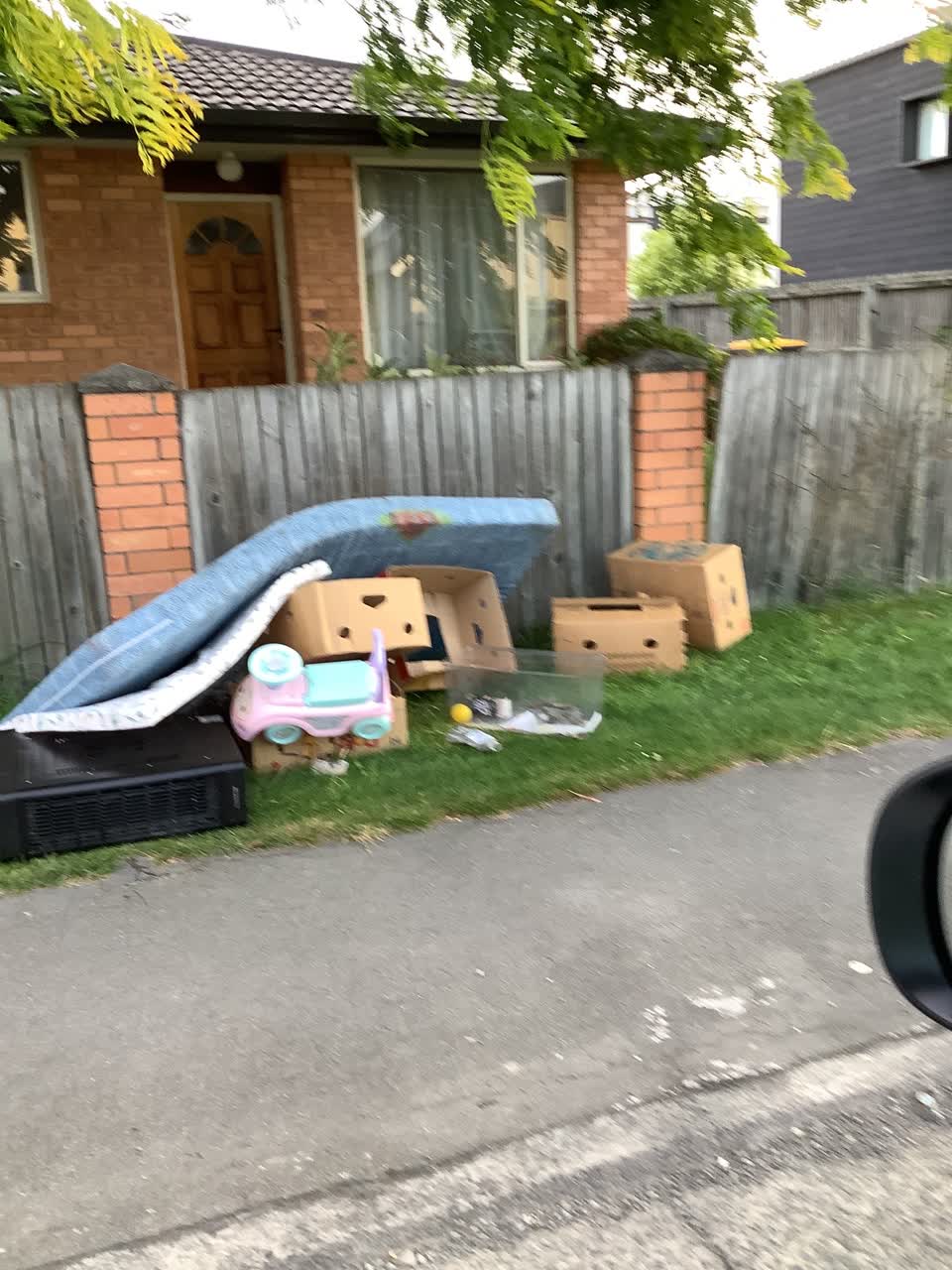 The photograph attached to this rubbish/recycling report