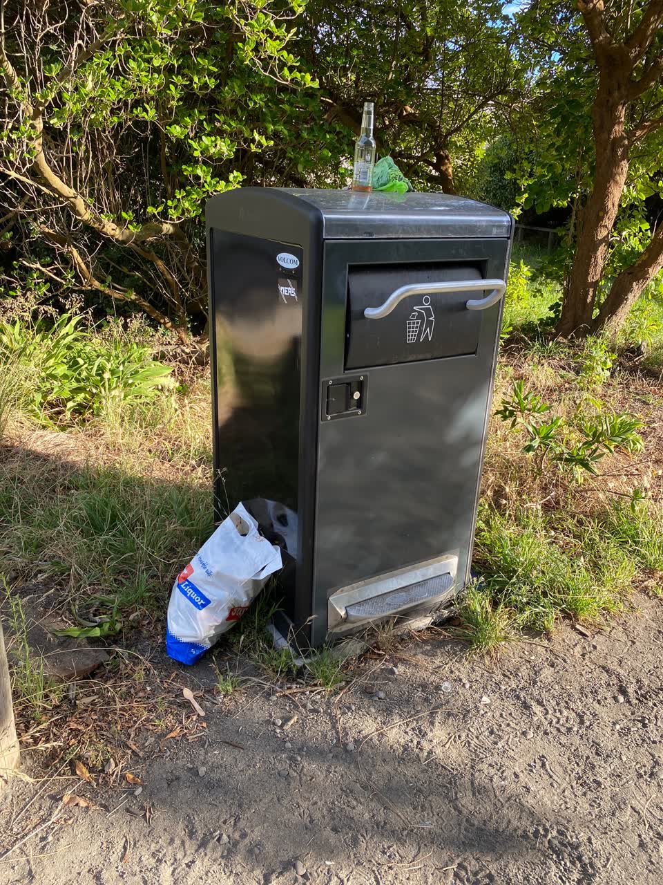 The photograph attached to this rubbish/recycling report