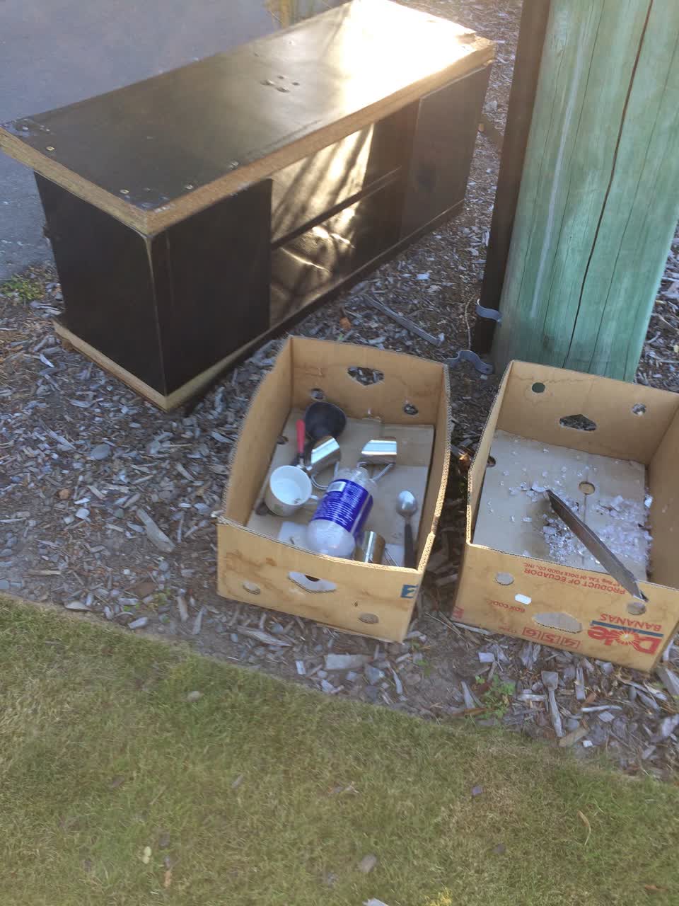 The photograph attached to this rubbish/recycling report