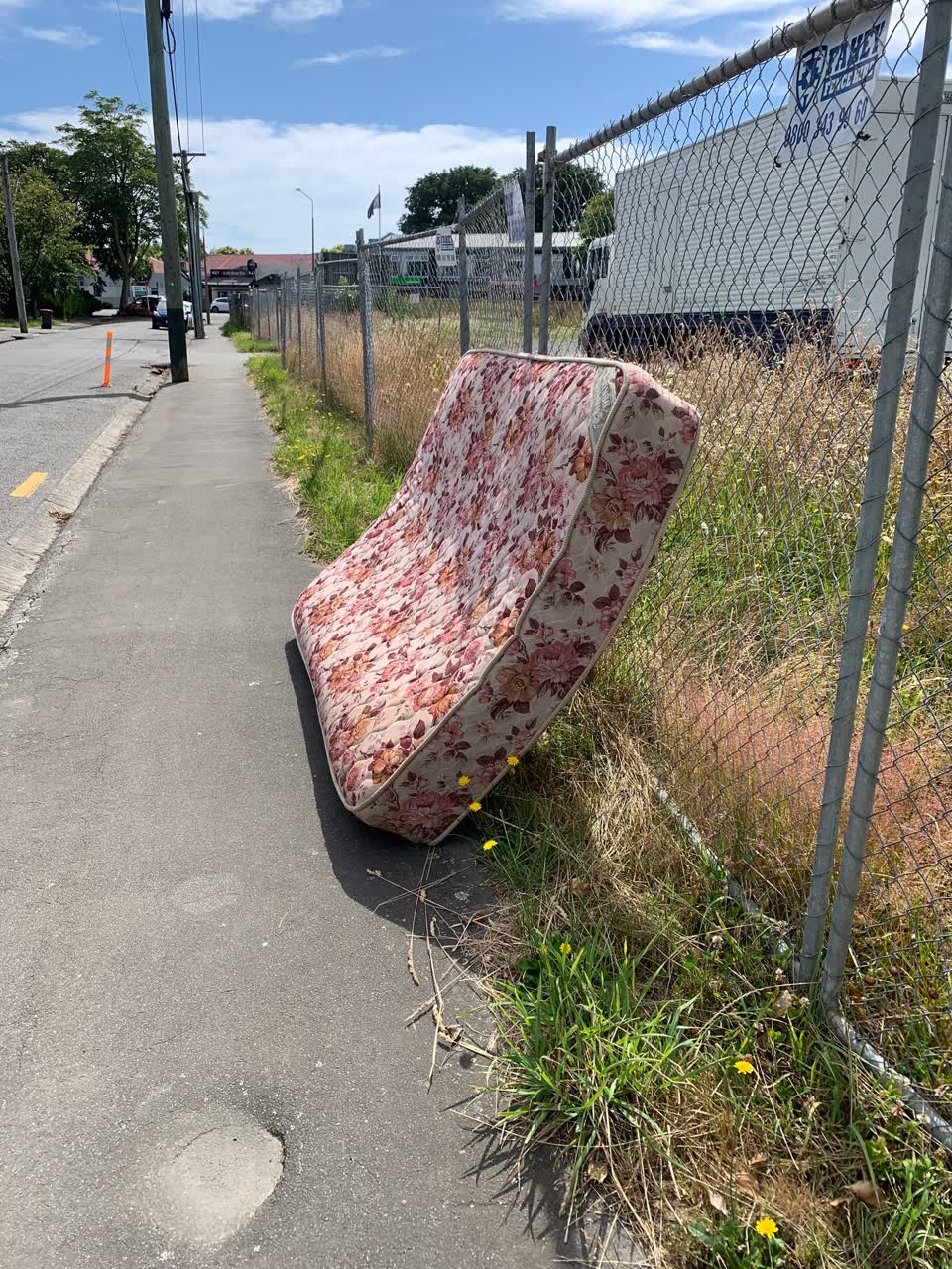 The photograph attached to this rubbish/recycling report