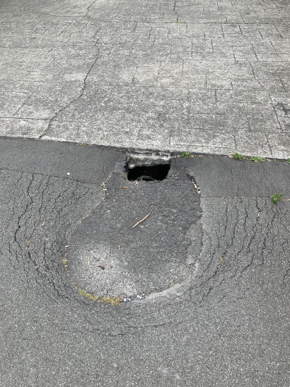 The photograph attached to this roading/streets report