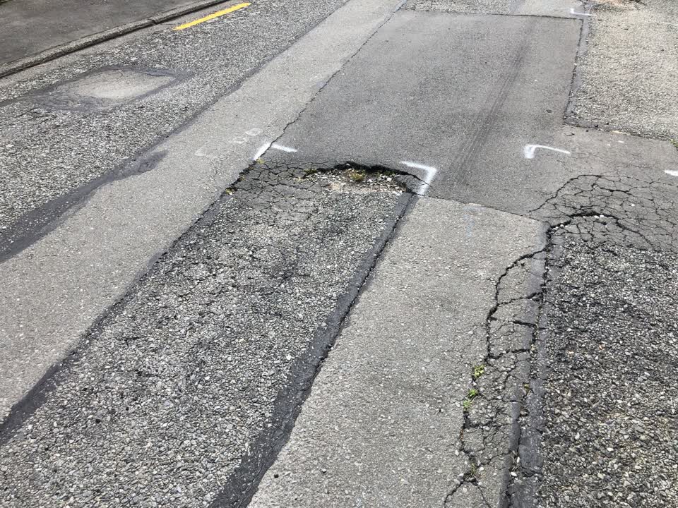 The photograph attached to this roading/streets report