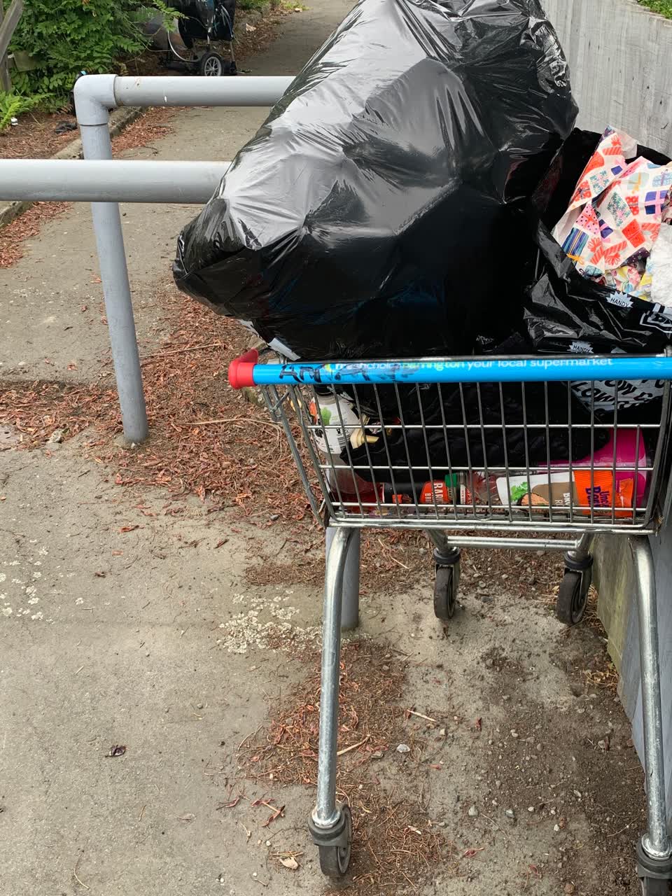The photograph attached to this rubbish/recycling report