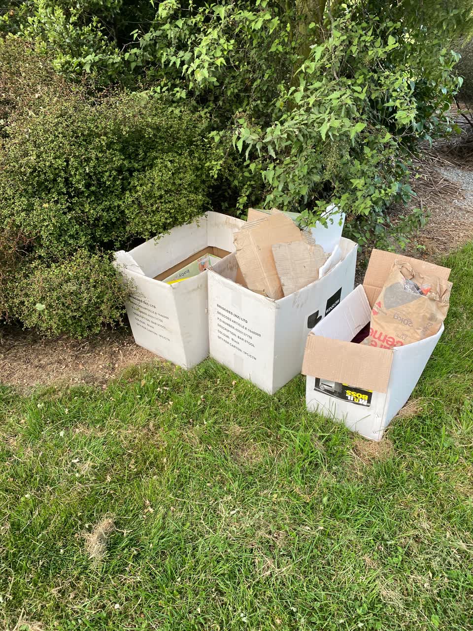 The photograph attached to this rubbish/recycling report